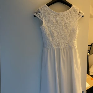 studentklänning  - Superfin vit klänning som är perfekt för avslutningen eller studenten. Har använt den 1 gång! Supermjuk och sitter perfekt. Finns en liten sminkfläck på insidan av klänning (se andra bilden) men syns ej när man har den på sig!! Skriv ett pm för bilder hur den sitter på💖💖💖