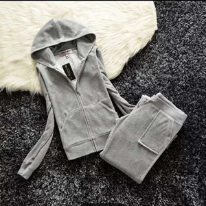 Juicy Couture  - Säljer detta jättefina gråa juicy couture settet med rhinestones! Använd ca 1-2 ggr och har inga fläckar eller liknande skada! Kom privat för fler bilder och frågor angående settet! Jag är 162 och passar mig perfekt skulle även passa någon som är mellan 155-165cm💋💋