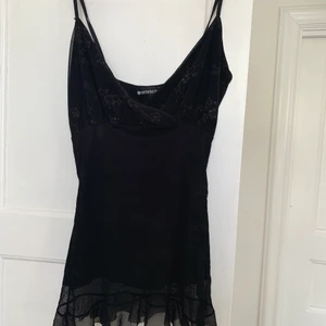 Gullig topp! - Supersöt topp i storlek S från Intercore! Den har skysterbara band och volanger längst ned! Passar perfekt nu till våren🤩