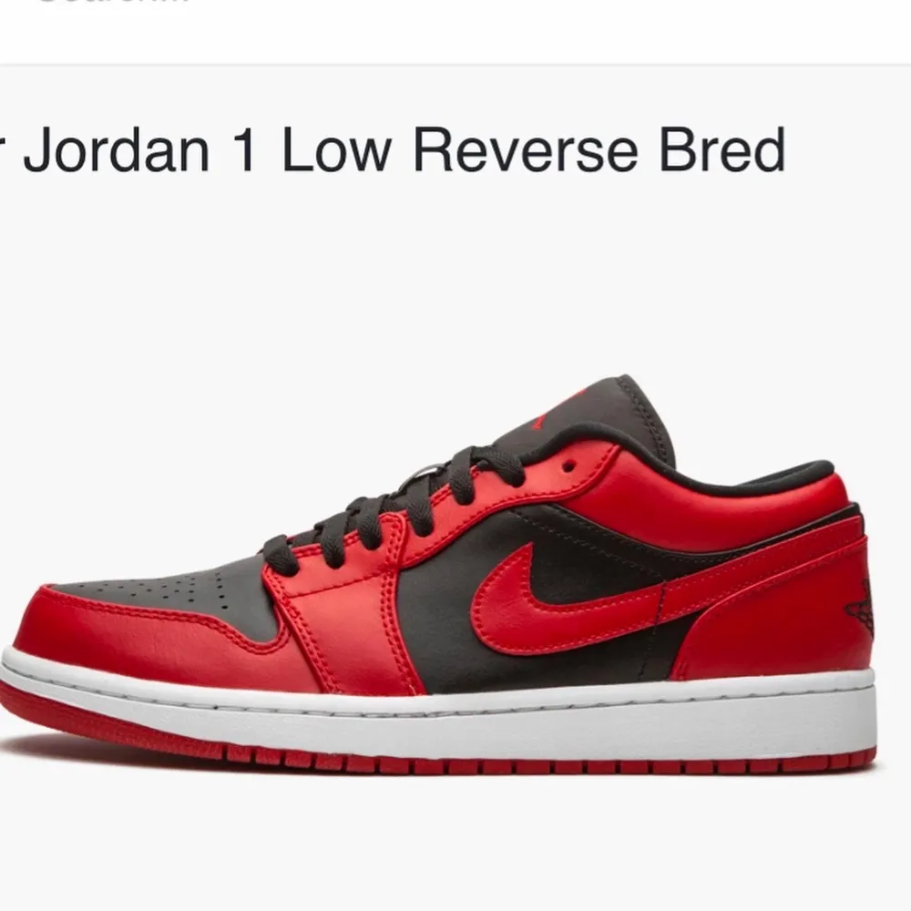 Air Jordan 1 low, i den röda färgen, storlek 40. Jättebra skick och inte så använda. 1000. Skor.