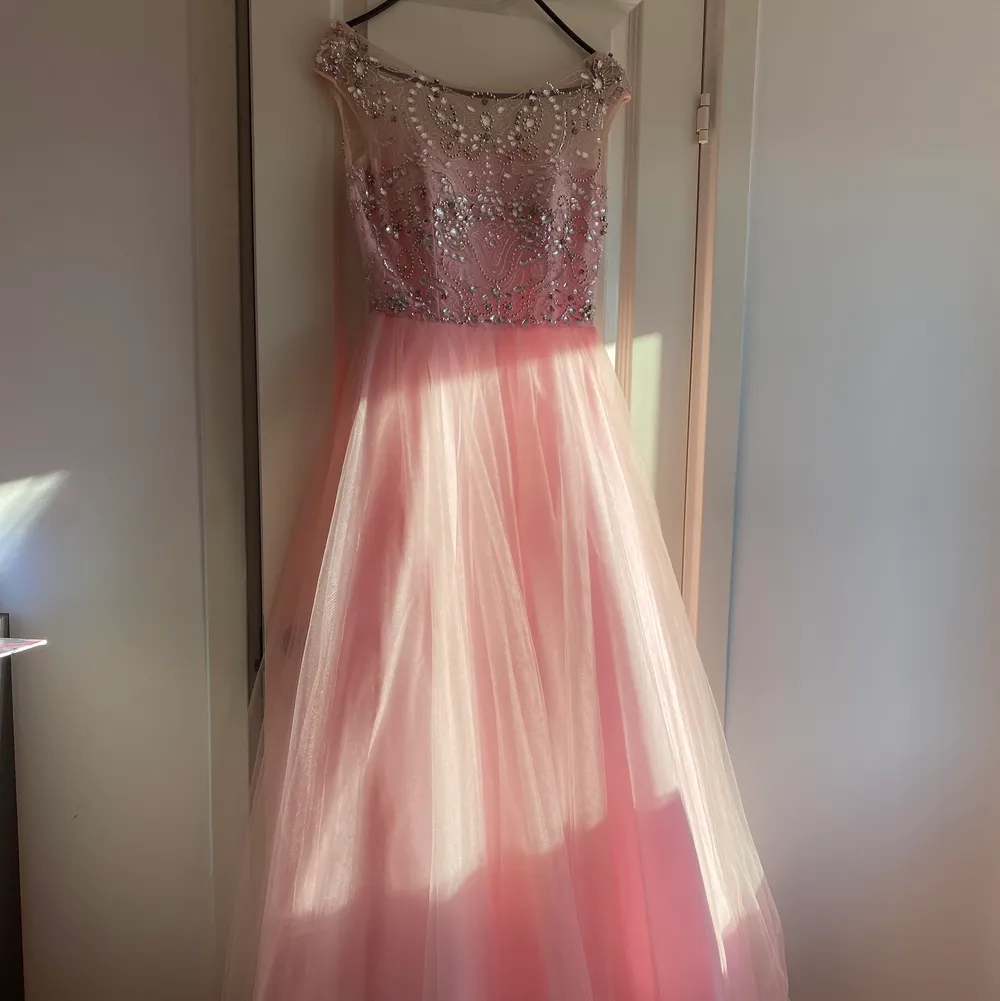 Rosa balklänning, använd en gång. En 36 som är insydd till en 34 🥰 minns inte exakt nypris men inte under 3000 kr iallafall 💗 det finns ett par matchande skor till på min sida :) pris kan diskuteras vid snabb affär 🥰. Mekot.