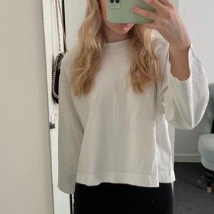 Vit sweatshirt - Vanlig vit sweatshirt från Uniqlo. Perfekt basic-plagg! Tunnare materiel vilket är skönt på våren. Använd fåtal gånger. 