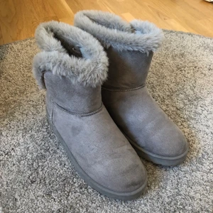 Skor  - Super fina gråa uggs! Endast använda 1 gång! Strl 37! Kontakta mig för fler bilder <3