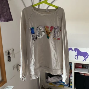 Mysig tröja från Lindex  - En mysig tröja från Lindex. Man kan ändra plajeterna till olika färger (grå)/(regnbågig färg). Har ett mysigt material inuti vilket gör att den blir varm och skön.  Den går självklart att stryka innan köp!⚡️🤩