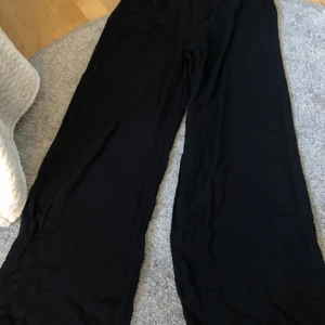 Byxor - Super snygga svarta byxor från kappahl! Köpte för 199kr säljer för 50kr + 45kr frakt 💗💗 strl 146-152 men passar mig med xs-s