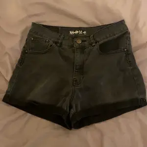 Snygga jeansshorts i storlek M. Sitter snyggt och är i fint skick. Säljer då de tyvärr inte kommer till användning. Köpt för 199kr. Pris kan diskuteras.😇