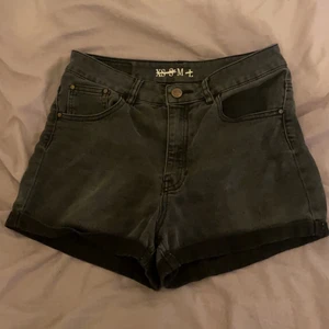 Hm jeansshorts   - Snygga jeansshorts i storlek M. Sitter snyggt och är i fint skick. Säljer då de tyvärr inte kommer till användning. Köpt för 199kr. Pris kan diskuteras.😇