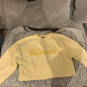  Sweatshirt  - Hej, säljer nu min tröja från Gina som aldrig kommer till användning, använd en gång och den är i storlek  xs⚡️ säljer för 100 o är köpt för 250kr. Det är en lite fläk på den❤️ni kan fråga men frågor privat⚡️🌊