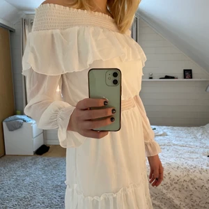Vit klänning - Fin vit klänning som passar perfekt för student eller skolavslutning! Endast använd en gång så den är så gott som ny. Är 179 lång för referens!