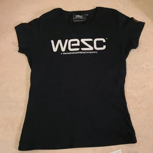 T-shirt storlek XS - WEZC svart t-shirt i storlek XS. Endast använd fåtal gånger och är därför i jättebra skick. Säljer då den inte passar längre.
