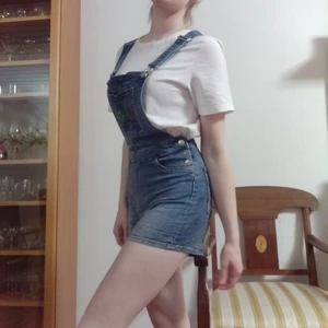 Snickarbyxe-Shorts med Brodyr - Supersöta snickarbyxe-shorts i jeanstyg med broderade små växter på 💙 Pris kan diskuteras 🙌