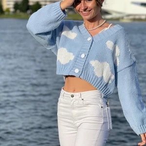 Stickad kofta - Jättesöt croppad stickad kofta med moln tryck!🥰 Den är tjock och mysig, passar en s-L beroende på hur oversized man gillar❤️