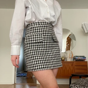 Minikjol HM - Supersöt minikjol från H&M med hundtandsmönster. Hög midja och fin passform, endast använd fåtal gånger. Säljer då den inte är min stil längre 🤍 Är S för referens. Fraktkostnad tillkommer.