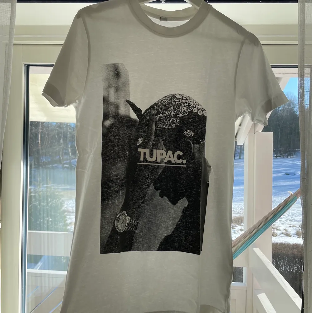 Ganska lång T-shirt med tryck av tupac på. . T-shirts.