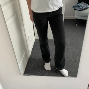 Svarta straight jeans - Svarta jeans från Weekday. Modellen Rowe. Tycker längden, benen, modellen är perfekt men de sitter tyvärr för tight i midjan. Jag är 168 och längden är perfekt för mig. Gylfen har gått sönder men är lagad hos skräddare, så nu är den som vanligt! Säljs även i blå!