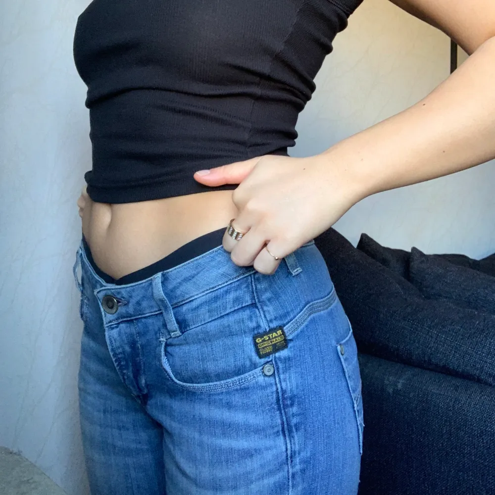 Snygga Jeans från G-star, lågmidjade, bra skick. (De är lite försmå för mig) 💙FRAKT TILLKOMMER💙                       Längd 103cm/ Innerbenslängd 80cm/ Midja 82cm. Jeans & Byxor.