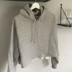 Superfin grå hoodie från bikbok, använd få gånger😊 storlek xs men sitter även som en s💕