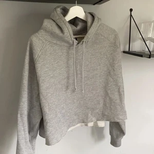 Grå hoodie - Superfin grå hoodie från bikbok, använd få gånger😊 storlek xs men sitter även som en s💕