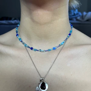 pärlhalsband  - Egengjort pärlhalsband av båda plast och glaspärlor! Finns en liten förlängningskedja på halsbandet, så det är ungefär 38-42cm långt! Frakten på 14kr ingår i priset💖