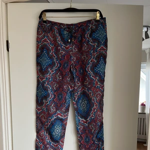 Byxa  - Skön, tunn byxa med print 