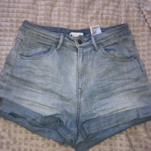 Shorts (H&M)  - Haft dessa i några år. Används mycket men det är inga hål på byxorna. Dessa är i bra skick. 