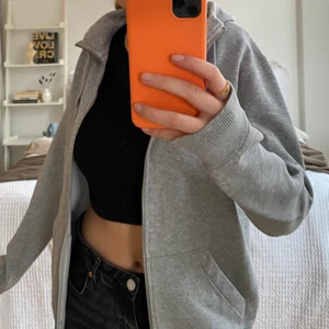 Grå kofta - Basic grå kofta/ziphoodie i storlek M. Väldigt bra skick och lite använd trots köpt för länge sen. Säljer för 50kr❣️