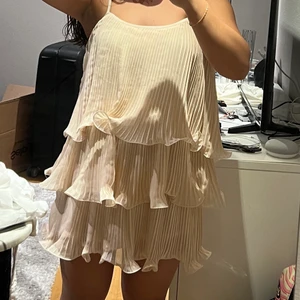 Volangklänning  - Från H&M i strl S. Köpt på Sellpy, har själv bara använt den en gång. Frakt på antingen 45 kr (blå postnordpåse) eller 66 kr (spårbart) tillkommer. 