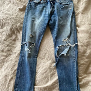 Levi’s , 501. W27  - Levi’s 501, W 27/32. En fin blå mellanblå tvätt, är slitna på knäna men jag tänker att det går att sy ihop dem lite för den som vill det. Alternativt klippa av dem till shorts.