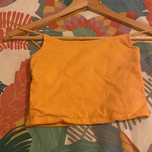 Linne - Det är en topp / linne färgen är inte lika son Verkligheten på bilden   är den  faktiskt en pitch sig färg de Är inte gul och den här toppen är för ett barn 