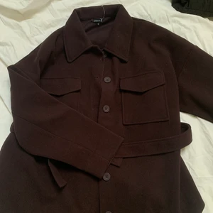 Gina tricot jacka  - Mörkbrun jacka med knyte i midjan. Använd fåtal ggr. Nypris 599 säljer för 250kr inkl frakt 