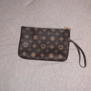 SHEIN TASKE  - Den er lidt mindre ind en ipad. Den er ikke brugt. Den har ikke noget så man kan tage den over skulderen.