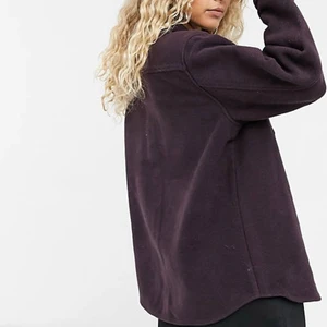 Overshirt Other stories burgundy  - Superfin vårjacka i ull från Other stories. Sålde slut förra säsongen! Nypris ca 1049kr. Inget att anmärka, i fint skick. Storlek 34, jag är 170cm och den sitter perfekt sådär oversize på mig. (Första bild månad för passform)