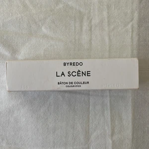 Byredo läppstift - Jättefint och as snyggt läppstift från byredo. Fick i present men färgen passade mig inte så bra. Nypris ca 450 men säljer för 200! Helt oanvänt såklart. Förpackningen (alltså den silvriga som läppstiftet är i) är magnetisk❤️priset kan gå ner vid snabb affär 