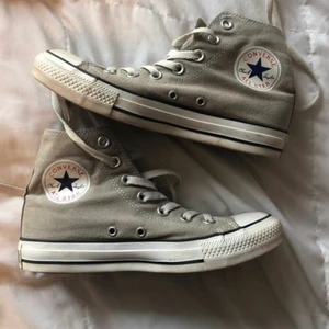 Ljusgröna convers - Säljer ett par convers i storlek 39 dom var för stora för mig och kunde inte lämna tillbaka dom heller☺️ har använt dom några gånger men annars nyskick. Buda från 800: