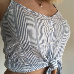 Blue/White Summer Top  - Använd några gånger men obs den var ostyrkt på bilderna 