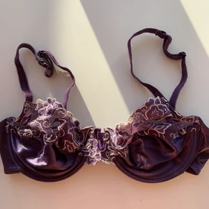 Vintage bh - Snygg vintage bh som jag tyvärr inte har användning för, därför säljer jag. Den är i väldigt bra skick. I storlek 75b