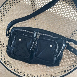 Nunoo Núnoo Väska Axelremsväska Svart  - Säljer min väska från Núnoo🖤🖤 Sparsamt använd och i fint skick utan defekter. Modellen heter Stine Washed och säljs fortfarande för 1199kr, så gör ett fynd!💁🏼‍♀️ Hämtas hos mig på Södermalm eller skickas för frakt på 66kr💌