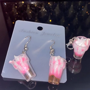 Örhängen + hänge - Ett par Nickelfria örhängen + ett hänge som du tex kan hänga på ett halsband. Skickar helst grejerna på posten.