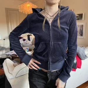 Juicy couture zip hoodie  - Jättefin och snålt använd juicy zip tröja köpt för längesedan. 
