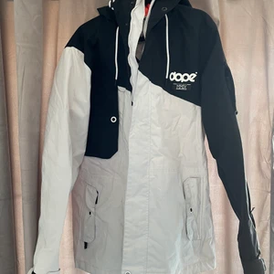 Dope skidjacka - En skidjacka från dope Herrmodell i storlek small. (Tvättas såklart innan den säljes). (Fraktpriset kan ändras)