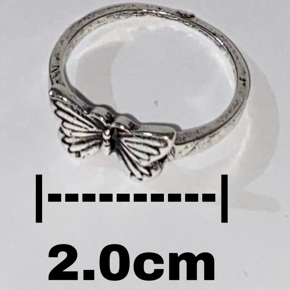 Silverring i form av en fjäril.. Accessoarer.