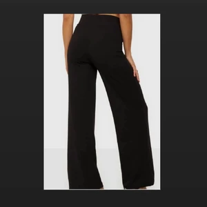 kostymbyxor  - säljer dessa fina kostymbyxor pågrund av att jag har 2 andra liknande. väldigt sköna i materialet och går att styla upp t mycket