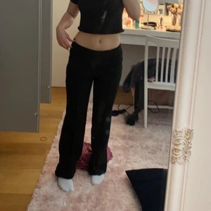lågmidjade kostymbyxor  - köpta secondhand för ett tag sen men endast använda en gång av mig, för långa på mig som är 160, står storlek 38 men dom är mer som 36