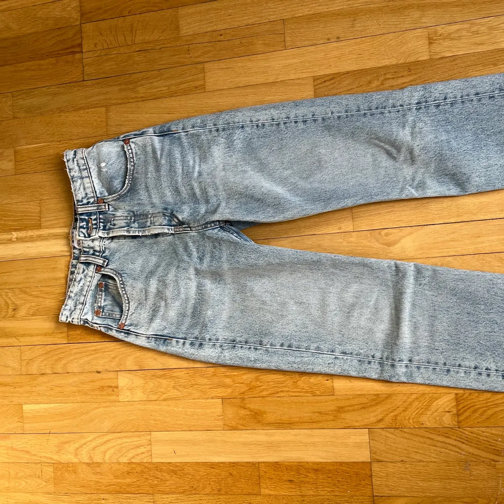 Säljer dessa superfina högmidjade jeans från zara med straight leg. Jättefin ljusblå färg och helt oanvända. Säljer för att de är försmå för mig.. Jeans & Byxor.