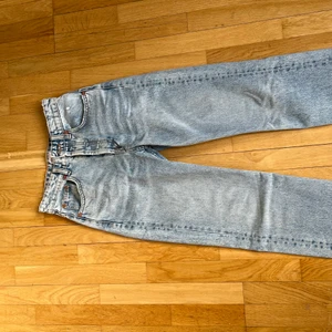 Zara jeans - Säljer dessa superfina högmidjade jeans från zara med straight leg. Jättefin ljusblå färg och helt oanvända. Säljer för att de är försmå för mig.