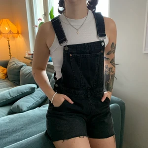 Cheap monday jeans-hängselbyxor - Hängselbyxor från Cheap monday! Frakt ingår i priset!