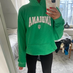 Hoodie - Hej! Säljer den här fina gröna hoodien ifrån Beyond Retro. Skicket är som nytt🤍