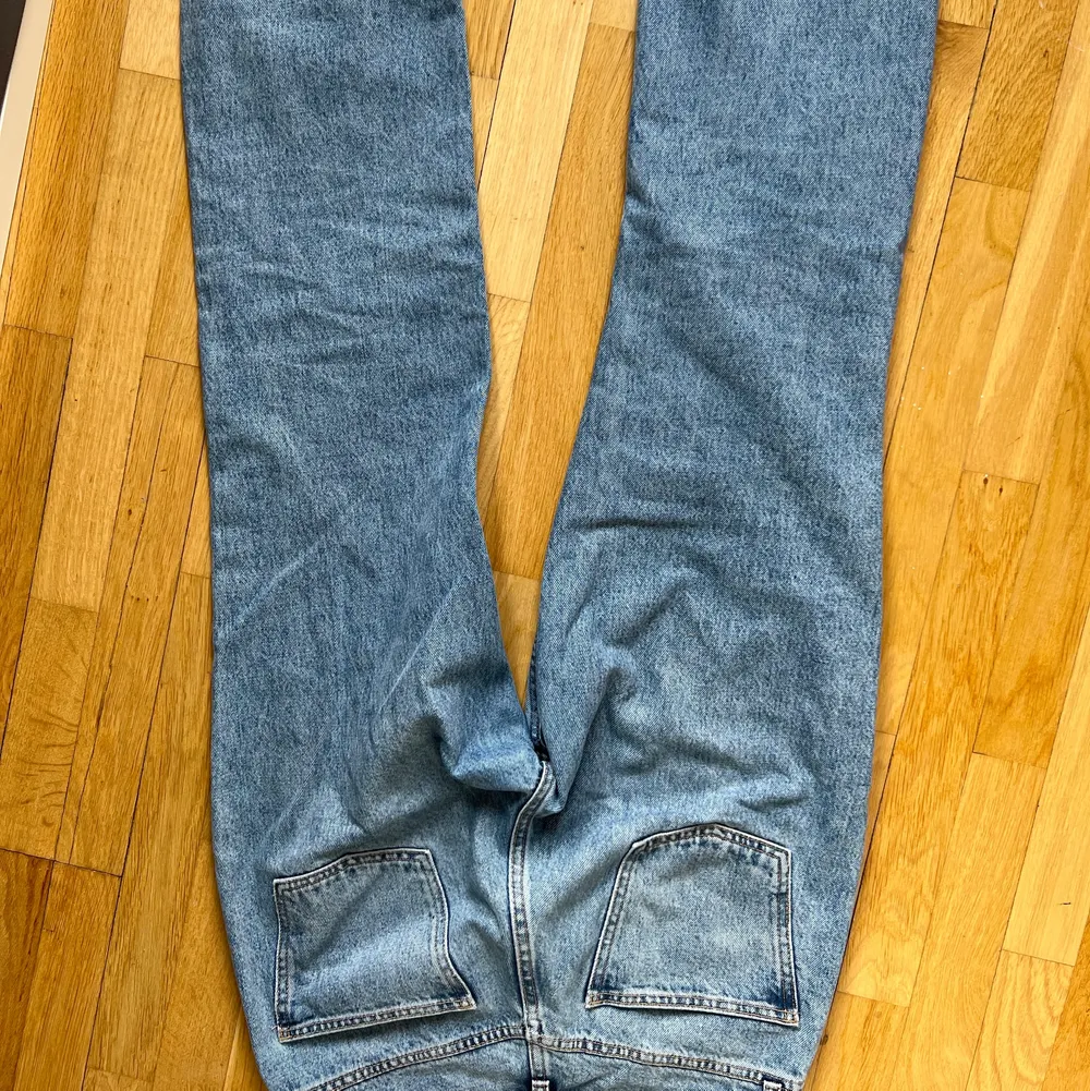 (Första är lånad bild) Säljer dessa otroligt populära jeansen från zara i ljusblått. Köpte dem här på Plick med det stod i annonsen att de var en storlek mindre än vad de är så de var förstora på mig. Nyskick!. Jeans & Byxor.
