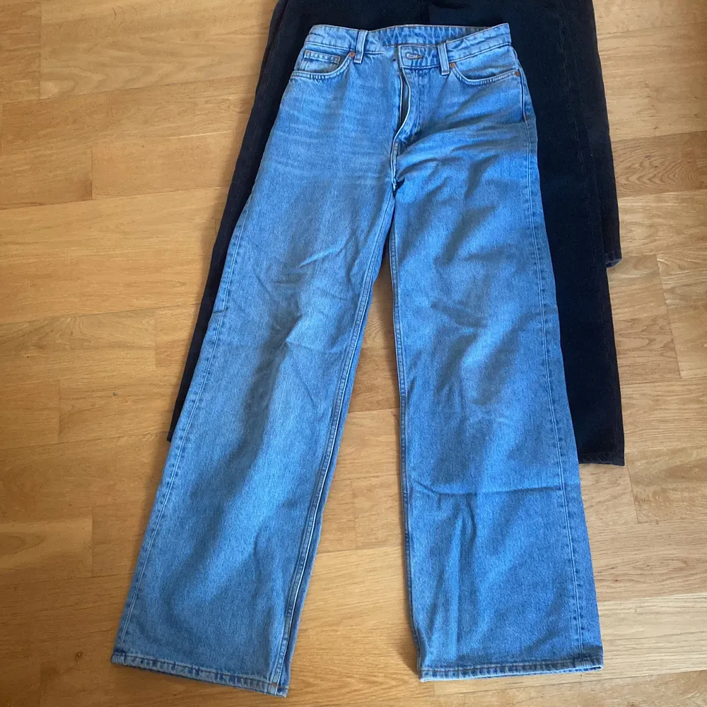 Yoko wide leg jeans från monkie, grå-svart, svart och ljusblå , knappt använda, ordinarie pris för alla tre är 1 200 (400 kr st)   Säljer de isf för 600 (200 kr st) . Jeans & Byxor.