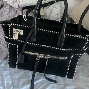 Zadig väska - Säljer zadig väska som jag bytte med en tjej här på plick. Kostar 7000kr ny och tror inte den finns kvar att köpa längre. Välodgt bra skik och äktenhetsbevis finns!